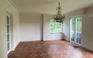 grande pièce rénovée avec parquet